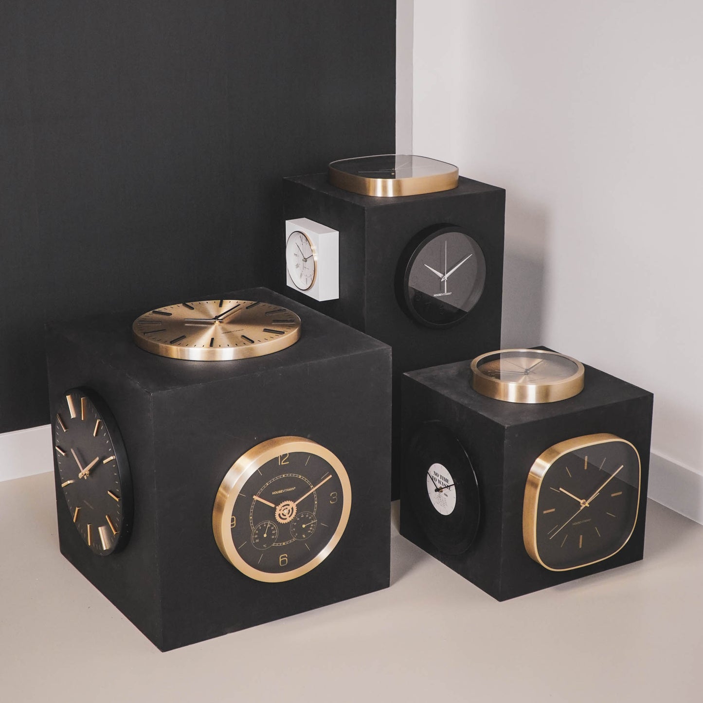Housevitamin Clock Modern Stripe - Gold/ Black - 35,5x4x35,5cm