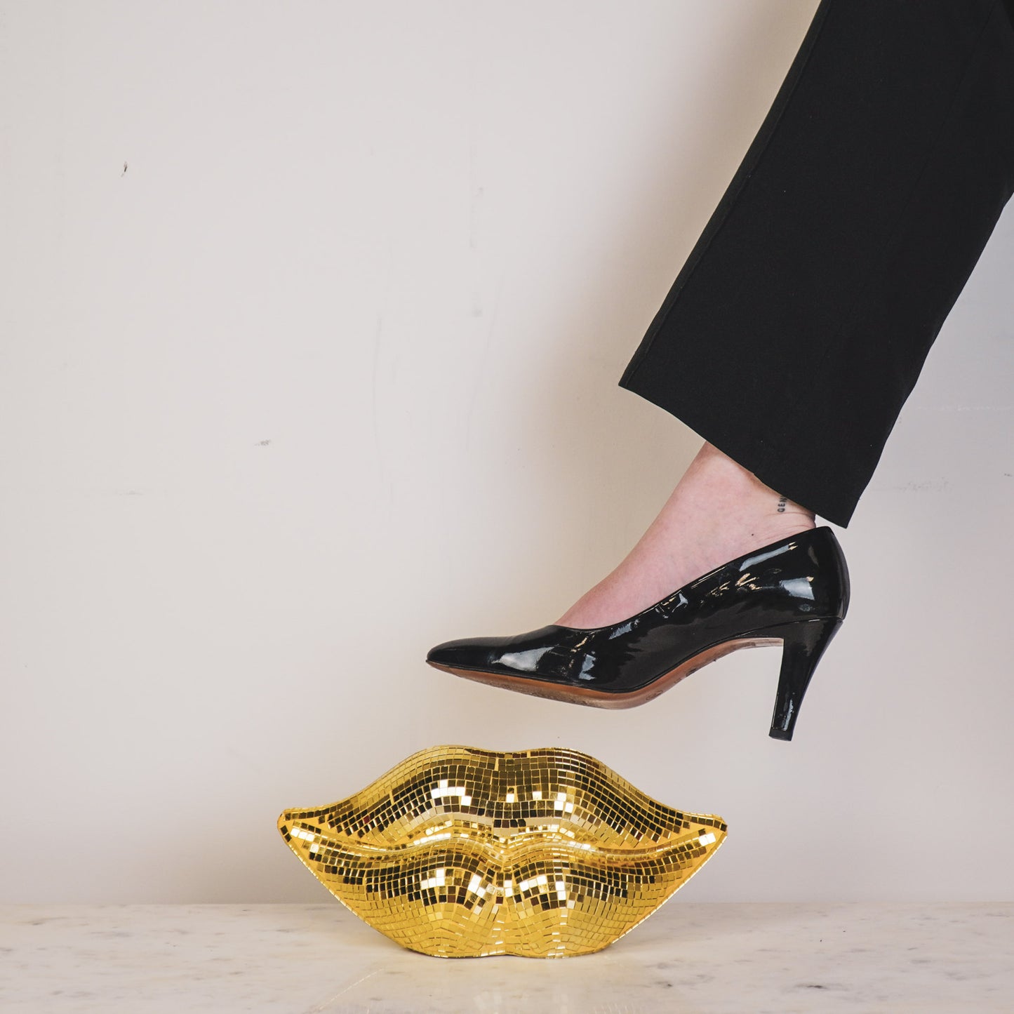 Ornament - Disco- Lips - Glass - Gold - 29x10x13,5cm