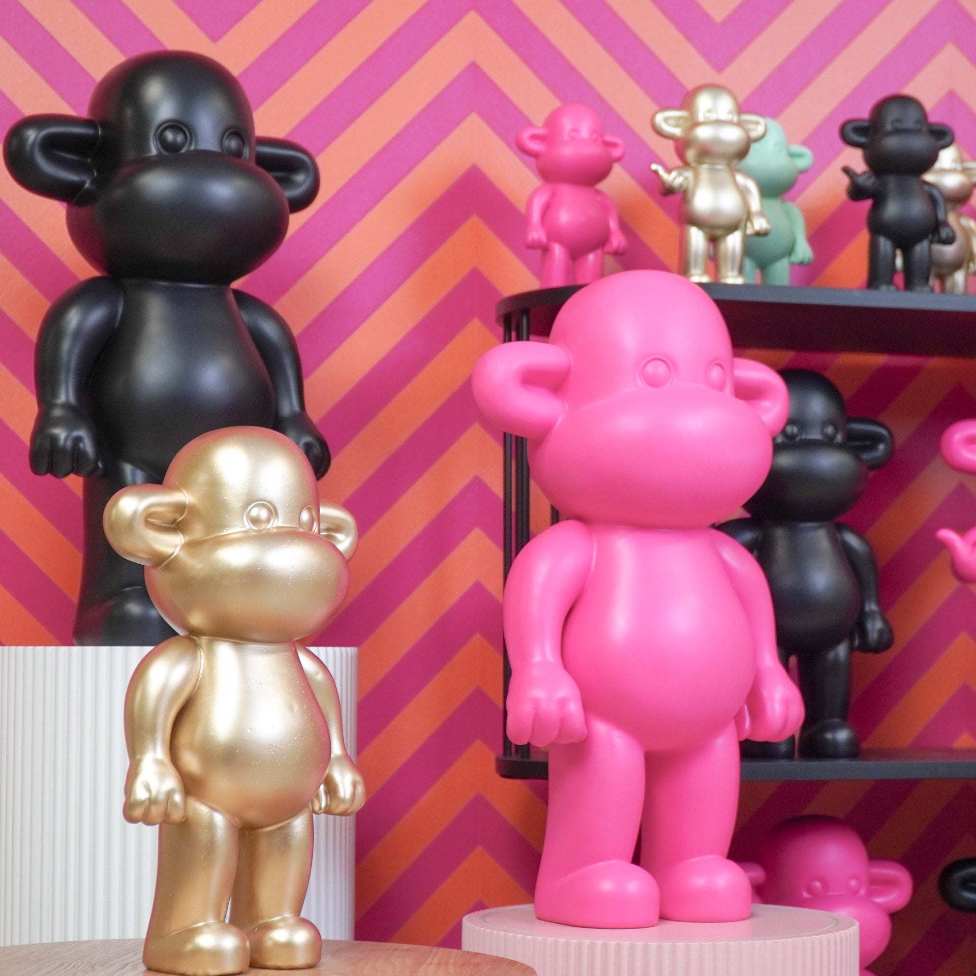 Ornament - Monkey Figurine 'The Legend'- Polyresin - Gold - 20,5x13,5x35cm