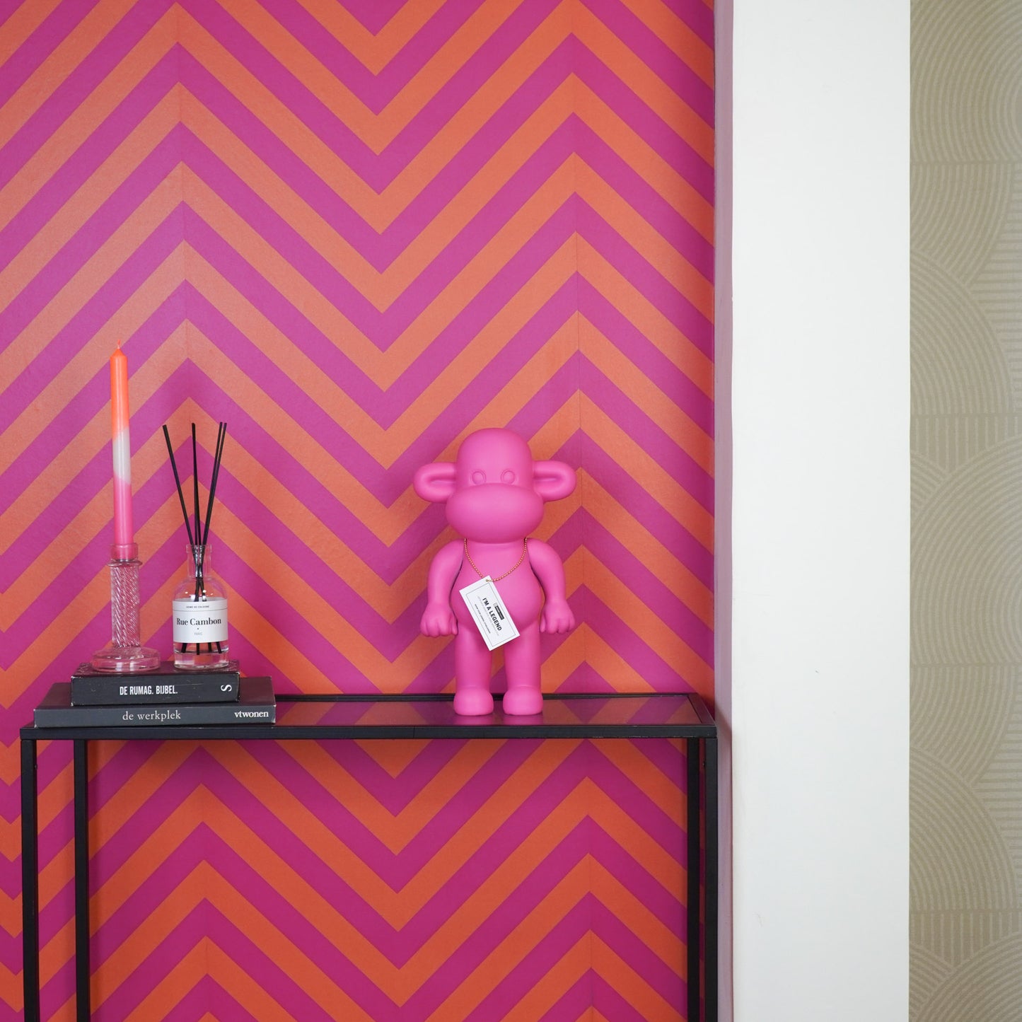 Ornament - Monkey Figurine 'The Legend'- Polyresin - Pink - 20,5x13,5x35cm