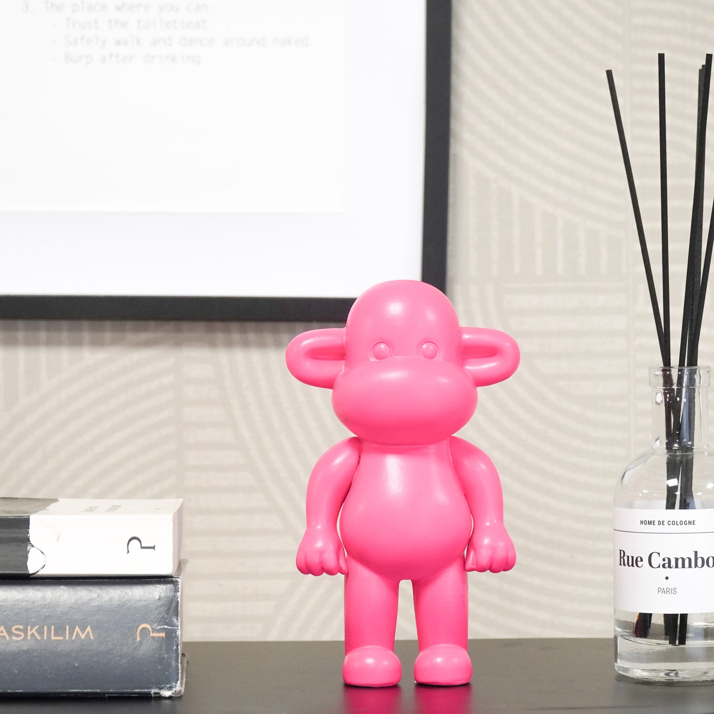 Ornament - Monkey Figurine 'The Legend'- Polyresin - Pink - 11x7x19cm