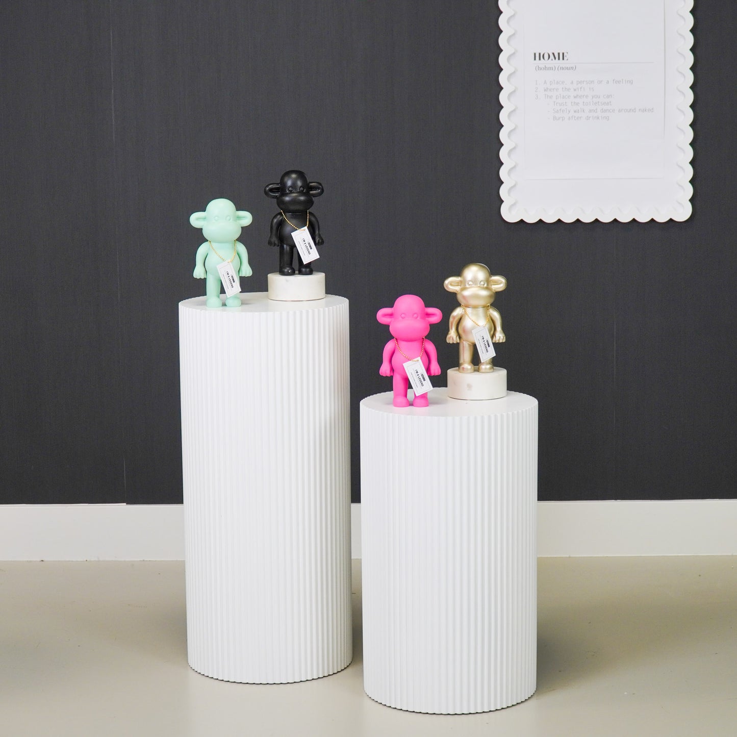 Ornament - Monkey Figurine 'The Legend'- Polyresin - Pink - 11x7x19cm