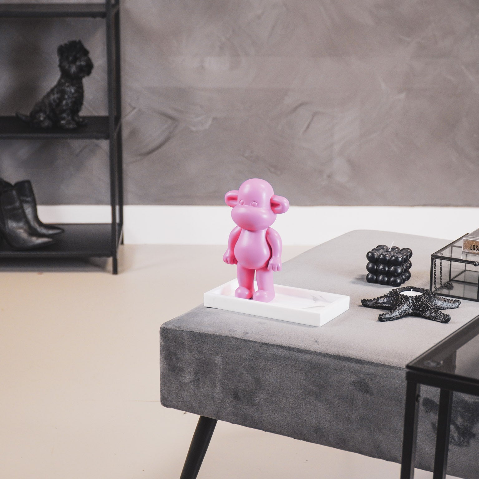 Ornament - Monkey Figurine 'The Legend'- Polyresin - Pink - 11x7x19cm