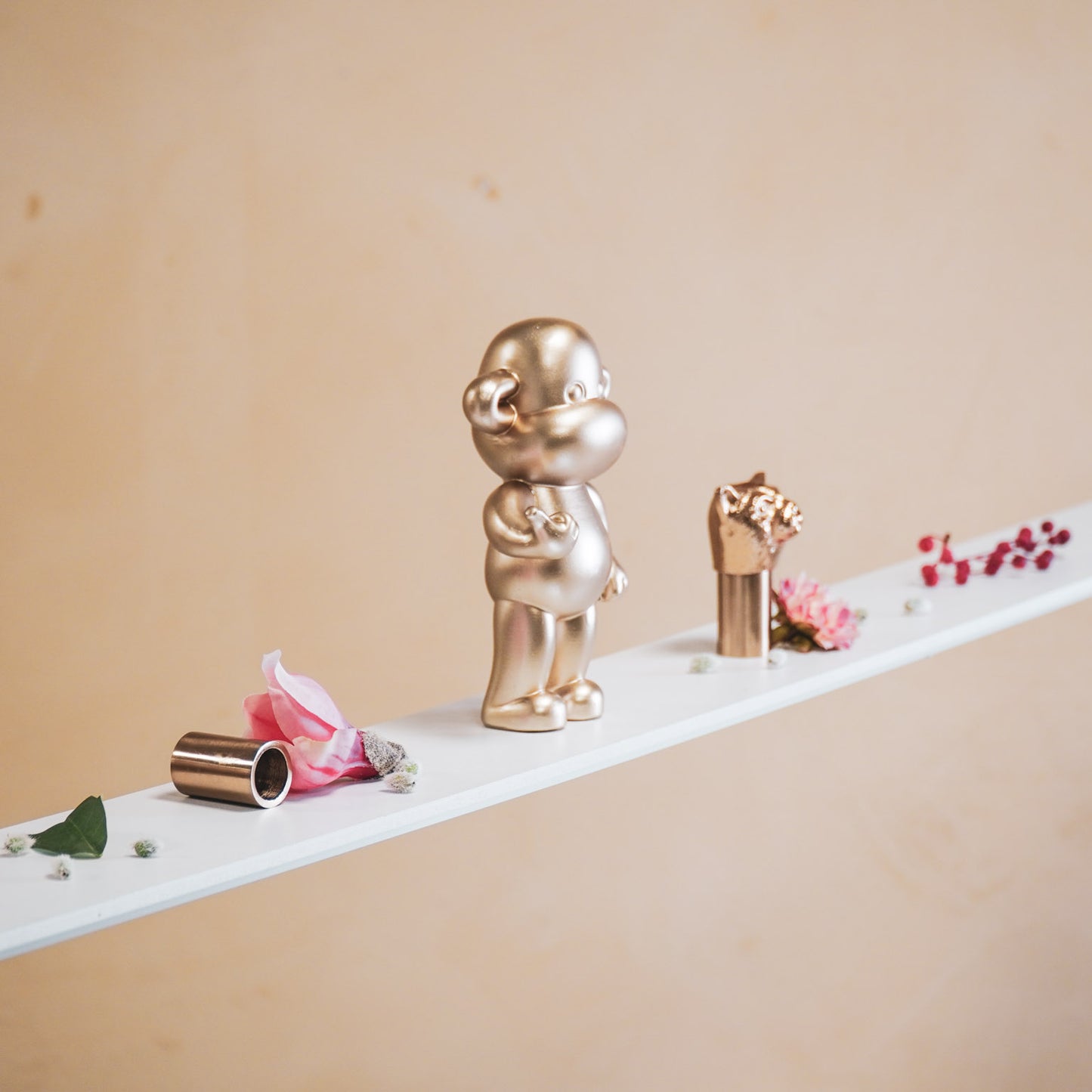Ornament - Hang Loose Monkey Figurine 'The Legend' - Polyresin - Gold - 11x7x19cm