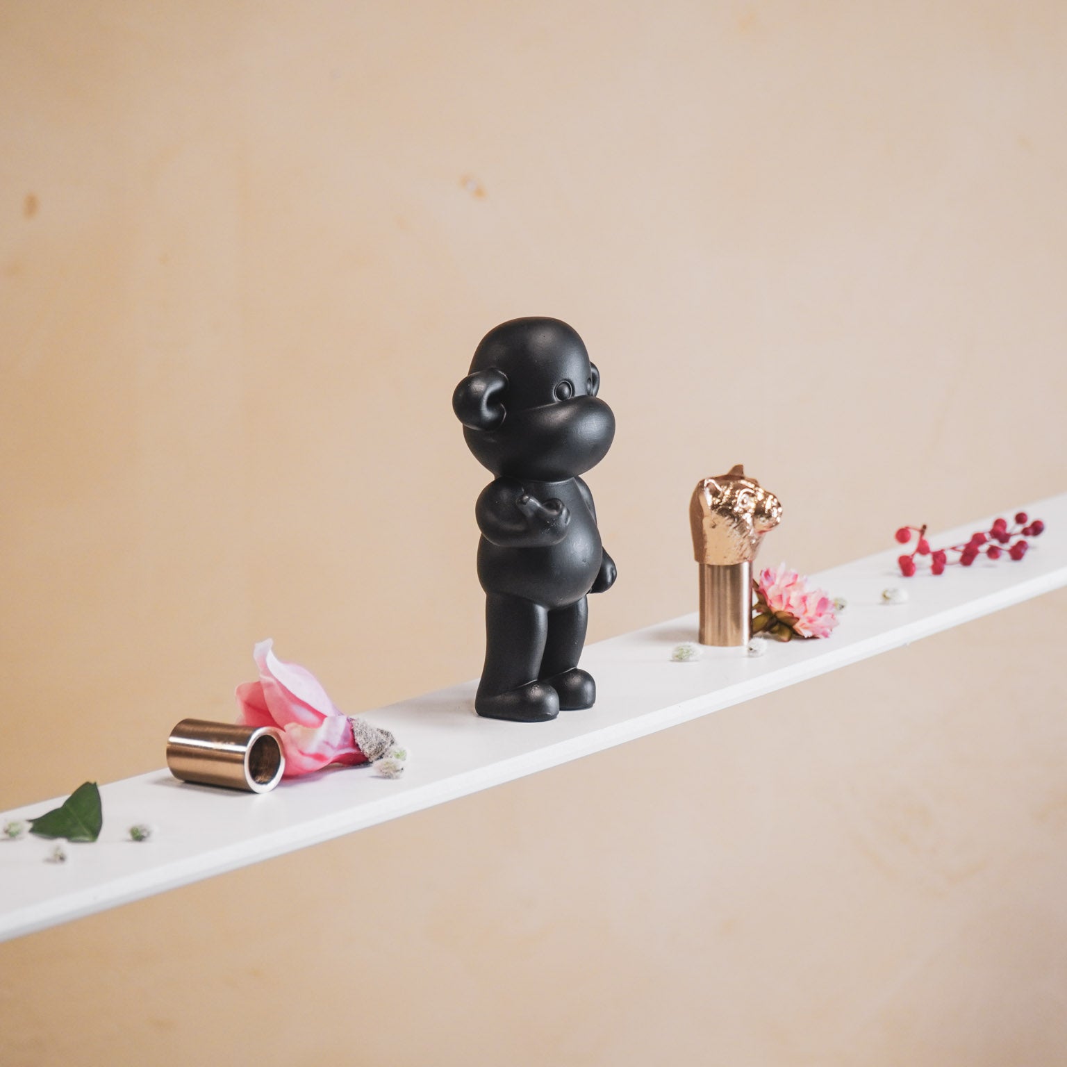 Ornament - Hang Loose Monkey Figurine 'The Legend' - Black - 11x7x19cm
