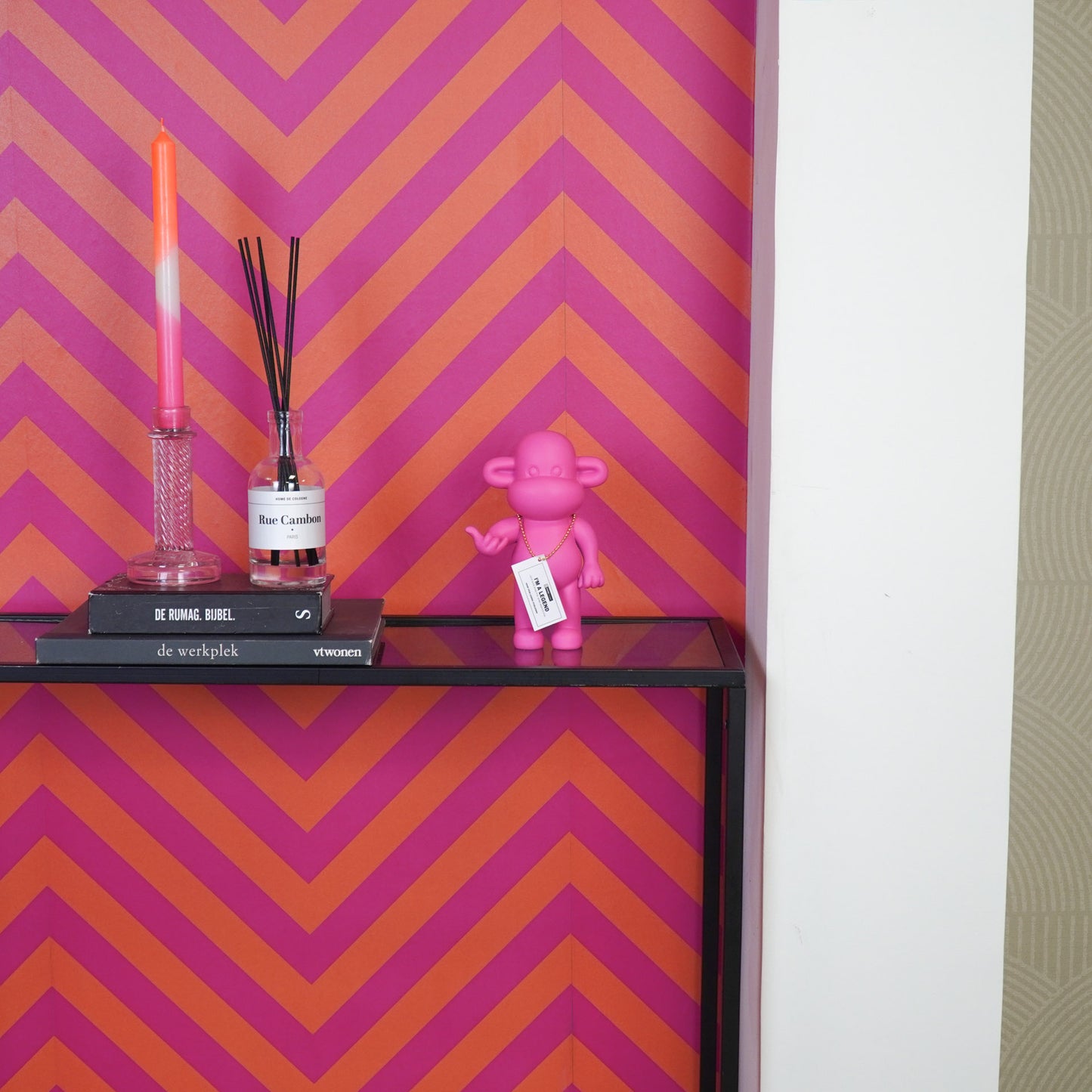 Ornament - Hang Loose Monkey Figurine 'The Legend' - Pink - 11x7x19cm