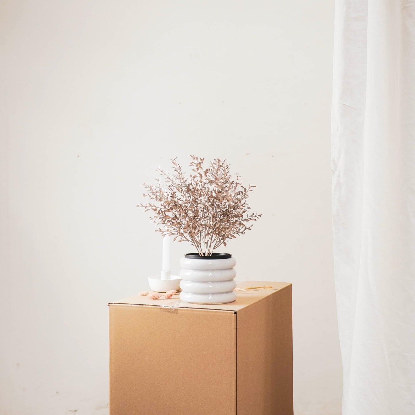 HV Bronze Golden Plant with black pot - Polysterene
