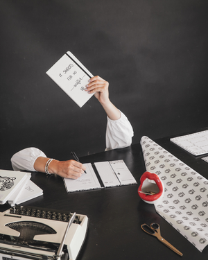 DESK ACCESSOIRES