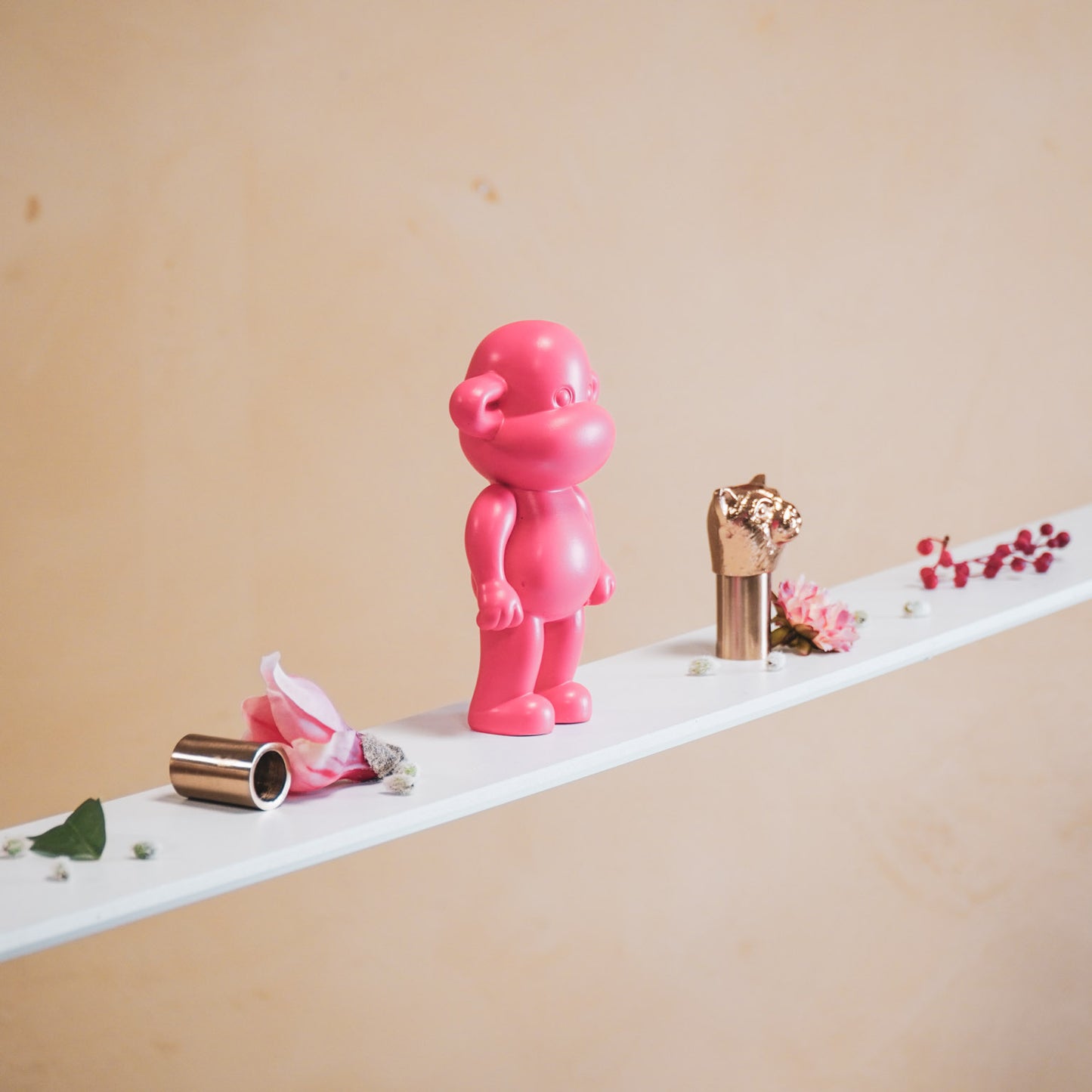 Ornament - Monkey Figurine 'The Legend'- Polyresin - Pink - 11x7x19cm