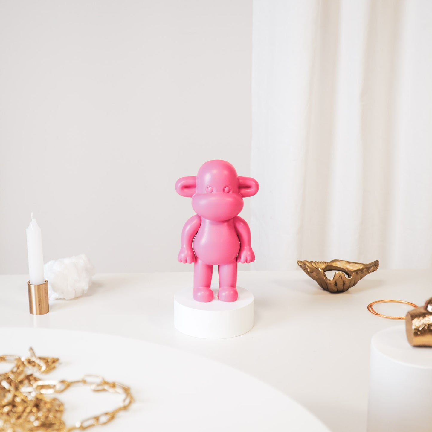 Ornament - Monkey Figurine 'The Legend'- Polyresin - Pink - 11x7x19cm