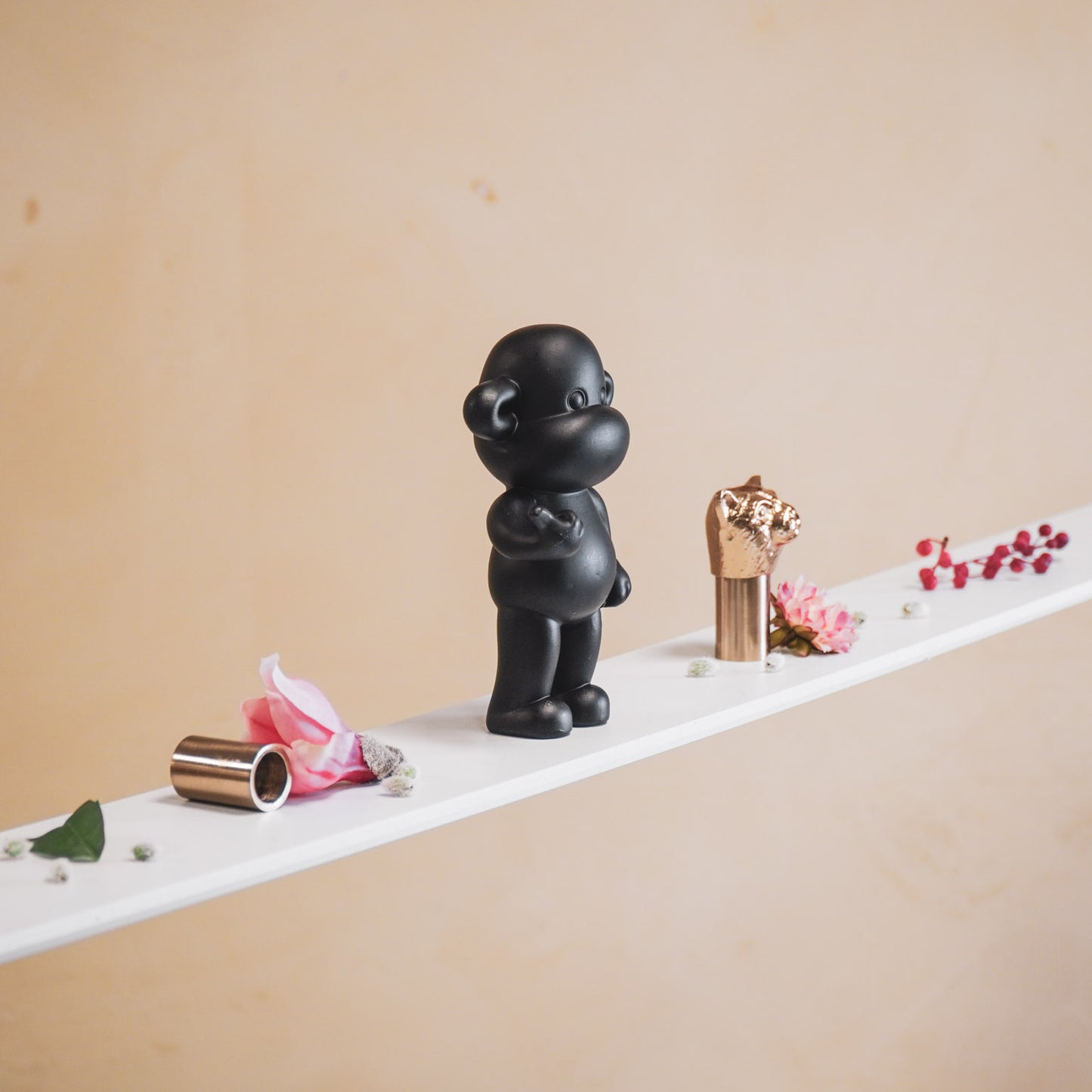 Ornament - Hang Loose Monkey Figurine 'The Legend'  - Black - 11x7x19cm